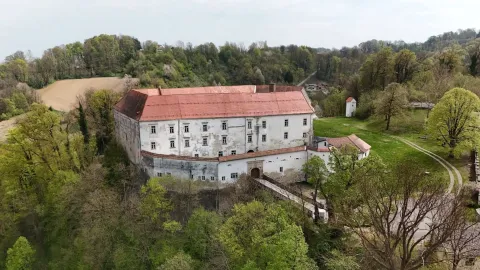 Grad Cmurek, Muzej norosti